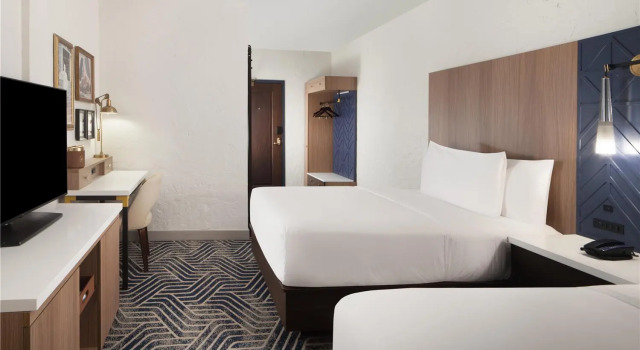 Четырёхместный номер Standard Hotel Royer Urbana Champaign, Tapestry Collection by Hilton