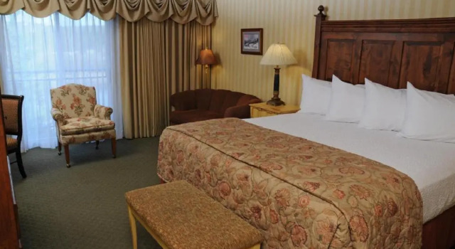 Номер Standard Pikes Waterfront Lodge