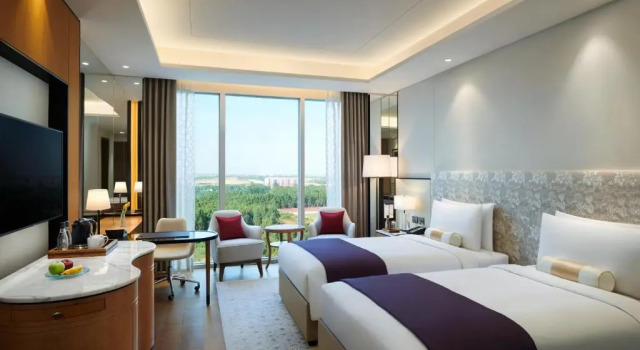 Номер Premier с видом на парк The Leela Bhartiya City Bengaluru