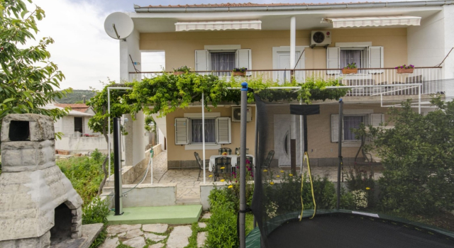 Holiday house More - garden shower: Vinisce, Riviera Trogir, Забронировать Отель Отели Винишче с парковкой, рядом с Пляж Смоквина, Парковка