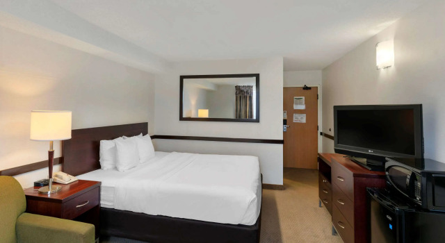 Quality Inn and Suites Montreal East, Buchen Sie Hotel Hotels in Québec mit Parkplatz, Parkplätze