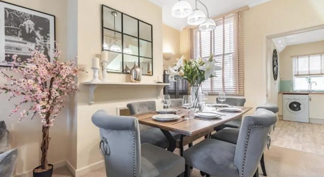 Коттедж Chester City Centre Cottage, Sleeps 6 with FREE Parking