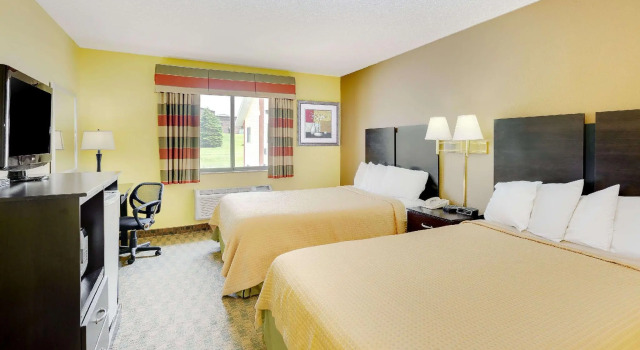 Четырёхместный номер Standard Econo Lodge Inn & Suites Yankton