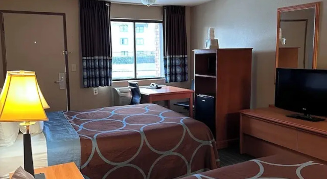 Четырёхместный номер Standard Super 8 by Wyndham Vancouver East