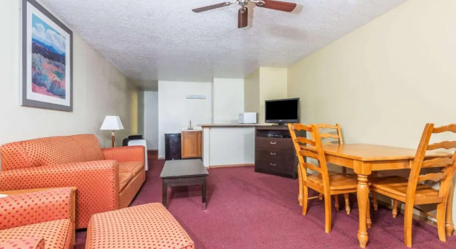 Люкс Days Inn by Wyndham Pueblo