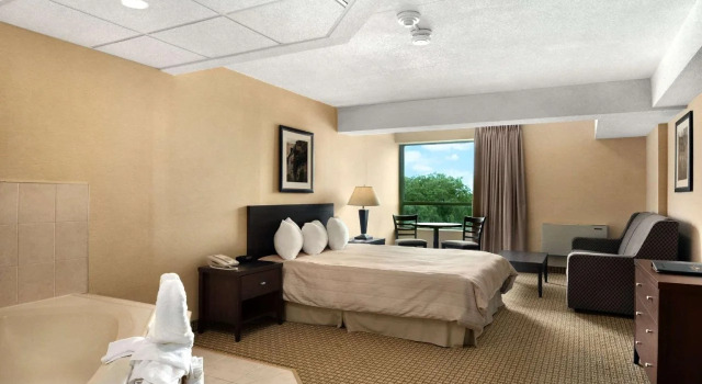 Days Inn by Wyndham Niagara Falls Lundys Lane, Buchen Sie Hotel Hotels in New York State mit Pool, Schwimmbad