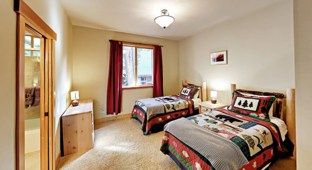 Big 5br W/ 2 Sunny Decks + Rec Center Access 5 Bedroom Home