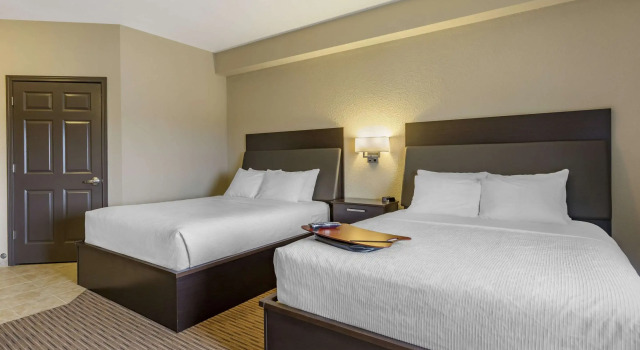 Четырёхместный номер Standard Quality Inn & Suites