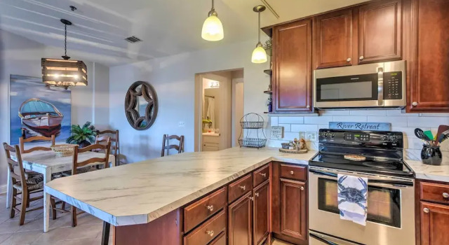 Апартаменты 3rd-floor Riverfront Condo: Walk to Downtown Eats!