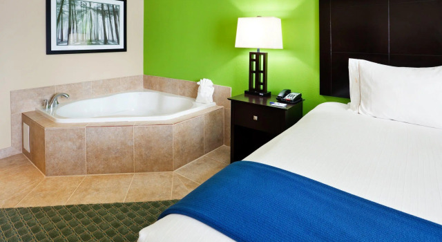 Двухместный номер Standard Holiday Inn Express & Suites Newport S by IHG