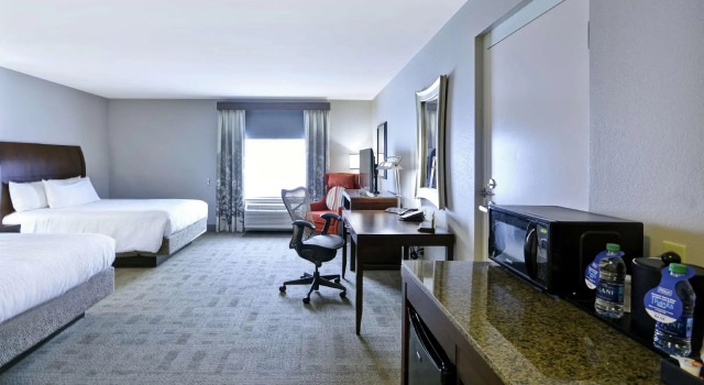 Четырёхместный номер Standard Hilton Garden Inn Toledo / Perrysburg