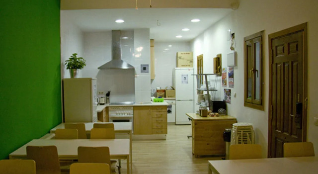 The Living Roof Hostel Madrid, Забронировать Хостел Шамбери Мадрид, рядом с Церковь Сан-Педро-Эль-Вьехо