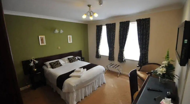 The Rhinewood Country House Hotel, Book Hotel  
