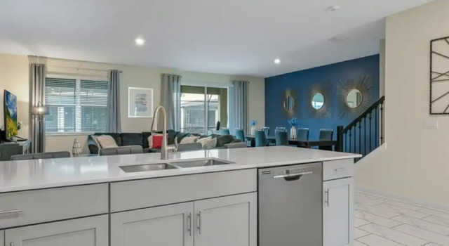 Коттедж Charming Home Ideal Location Spacious Game Room