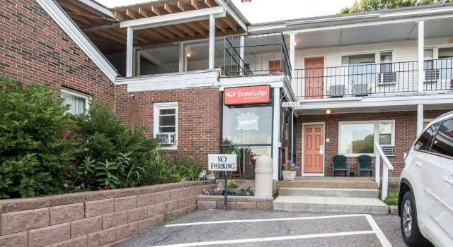 Econo Lodge Inn & Suites, Varaa Hotelli Hotellit New England uima-altaalla, Uima-allas