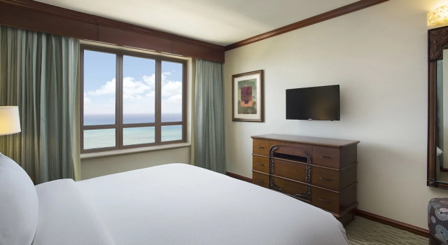 Люкс с 2 комнатами с балконом и с видом на океан Hilton Grand Vacations Club Grand Waikikian Honolulu