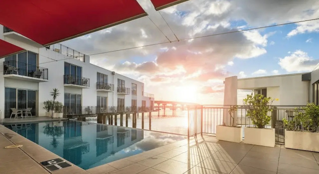 Номер Standard с балконом и с видом на бассейн Trinity Wharf Tauranga