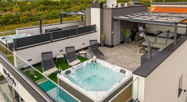 Коттедж с балконом Villa Blue Sky ZadarVillas