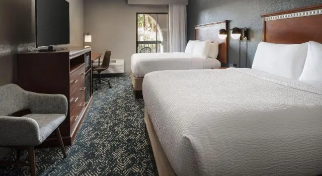 Четырёхместный номер Standard с балконом Four Points by Sheraton Tucson Airport