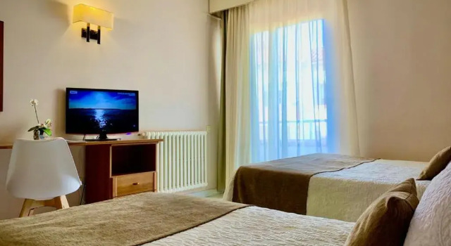 Трёхместный номер Standard с балконом Hotel Restaurant Llansola