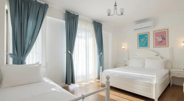 Luksusowy trzyosobowy pokój i balkonem Fitoz Otel