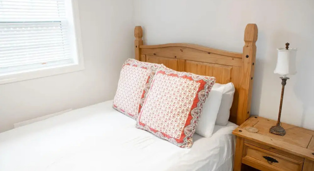 Detached Victorian Style Tiny Home - Long Stays U7, Varaa Lomakoti Burlington 