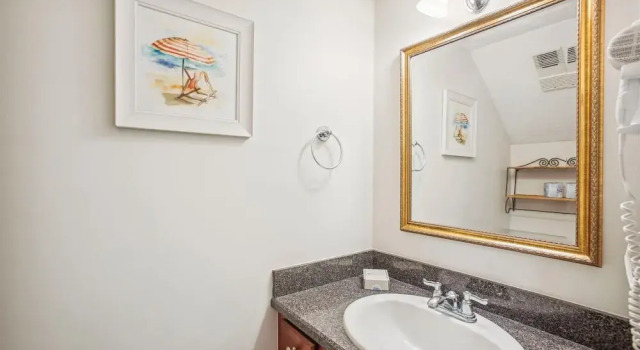 Oceanfront Bliss: Night of Lights Getaway!, Rezerwuj Apartament Hotele w Saint Augustine Area z parkingiem, Parking