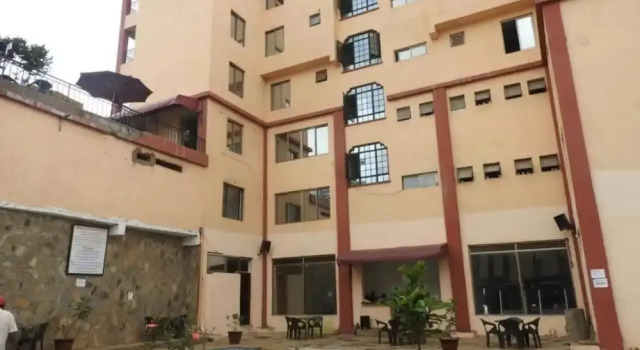 Omega Gardens Hotel, Rezerwuj Hotel Hotele w Laikipia z parkingiem, Parking