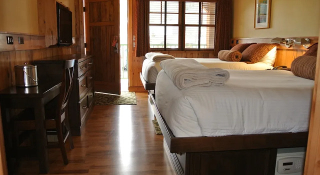 Четырёхместный номер Deluxe с балконом The Green Bridge Inn