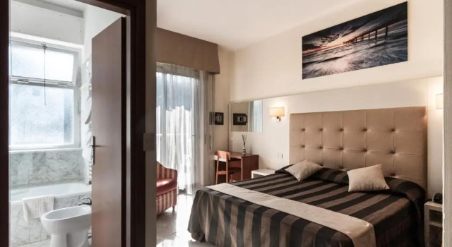 Трёхместный номер Standard с балконом Hotel King