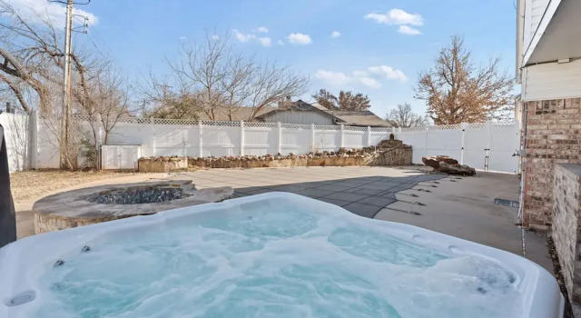 Spacious Lakefront View With Hot Tub and Pool NH, Buchen Sie Ferienhaus Oklahoma City Oklahoma
