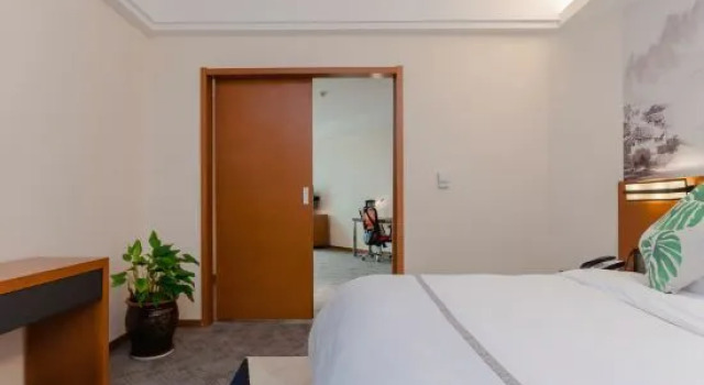 Семейный люкс Forest City Hotel