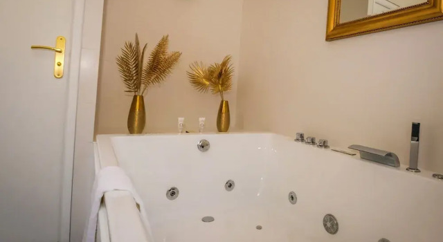 Номер Deluxe Grand Hôtel "Château de Sully" - Piscine & Spa -Teritoria