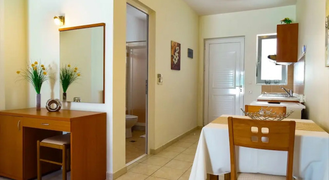 Студия с балконом Tsambikos Apts