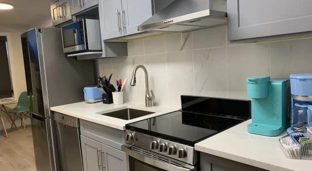 Студия A Lovely Studio with Full Kitchen & AC