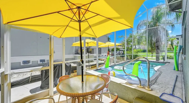 Коттедж Marco Island Family Home: Pool, Lanai, Backyard!