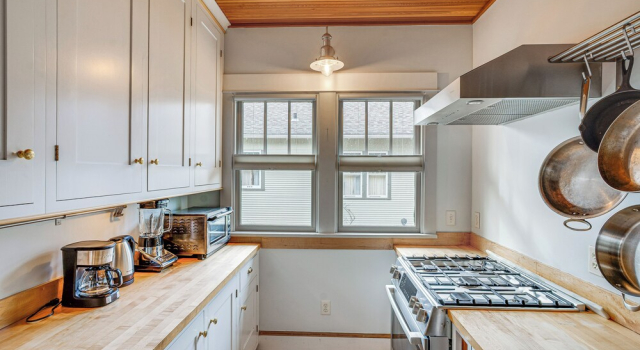 Steps to Montana State! Updated Bozeman Bungalow, Забронировать Дом для отпуска Виллы Бозман, рядом с American Prairie Reserve, Вилла