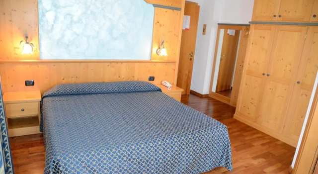 Полулюкс Hotel Corona