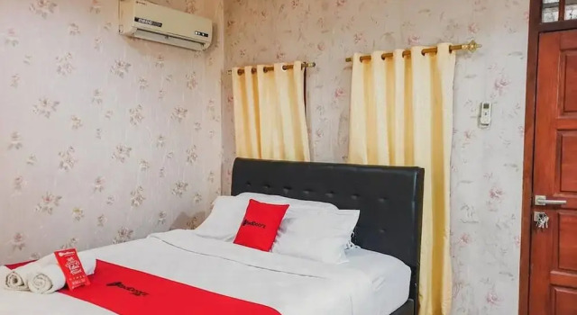 Suite RedDoorz Plus near Trans Studio Cibubur 2
