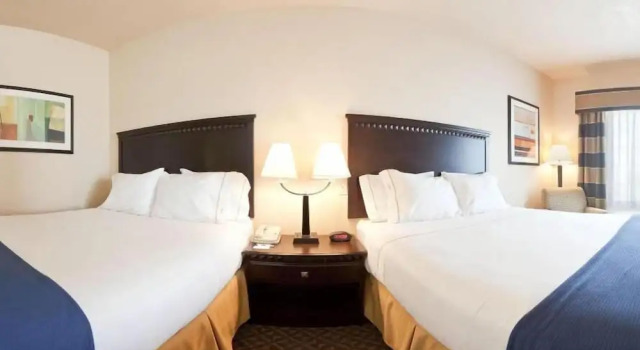 Четырёхместный номер Standard Holiday Inn Express Delano by IHG