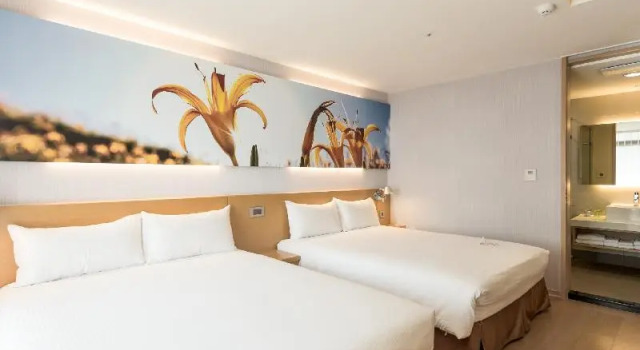 Четырёхместный номер Standard с балконом Mellow Fields Hotel