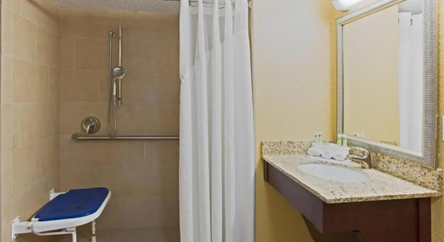 Четырёхместный номер Standard Holiday Inn Express Fort Lauderdale North - Executive Airport by IHG