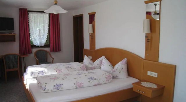 Двухместный номер Comfort с балконом Gasthaus Pension Donishäusle