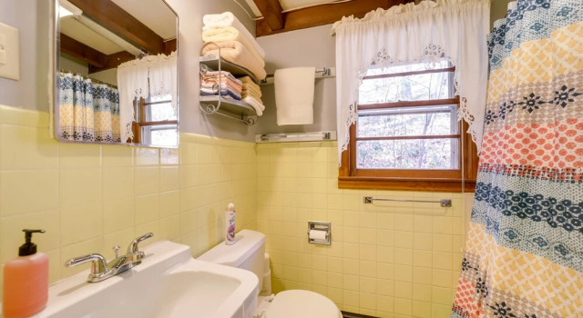 Коттедж с 2 комнатами 'the Red Loft' Candler Cottage Near Hiking Trails!