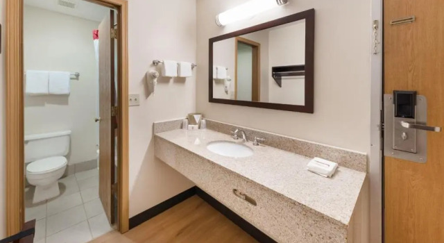 Четырёхместный номер Deluxe Red Roof Inn Fort Wayne