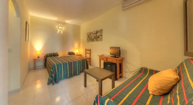 Hostal Alhambra, Забронировать Хостел Отели Саора с парковкой, Парковка