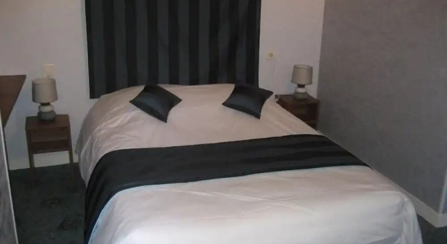Номер Classic Logis Hotel Restaurant Le Cheval Blanc