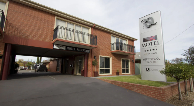 Wagga RSL Club Motel, Забронировать Мотель Мотели Уогга-Уогга, рядом с Национальная галерея изделий из стекла, Мотель