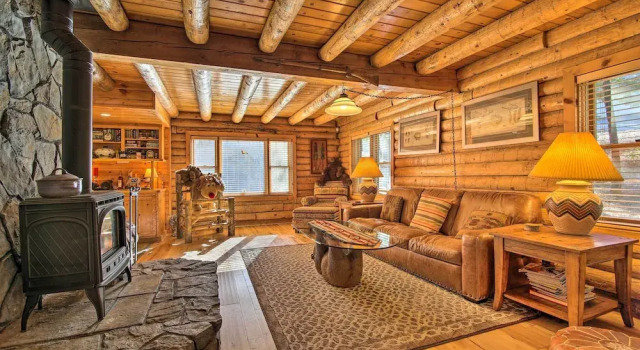 Коттедж с 5 комнатами с балконом 5 Mi to Hiking: Custom Cabin w/ Deck in Arnold!