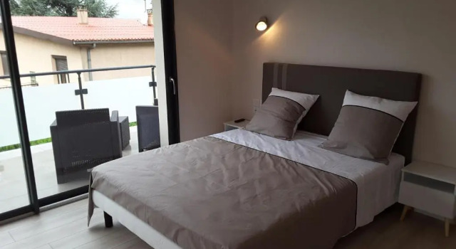 Villa'vi Lyon Est Chambres d'Hôtes, Rezerwuj Bed and Breakfast Hotele w Rhône z parkingiem, Parking
